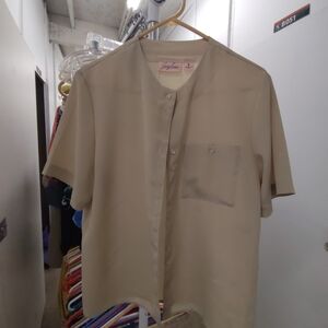 Jaclyn Smith Beige Short Sleeve Button-Up Blouse Shic And Elegnat